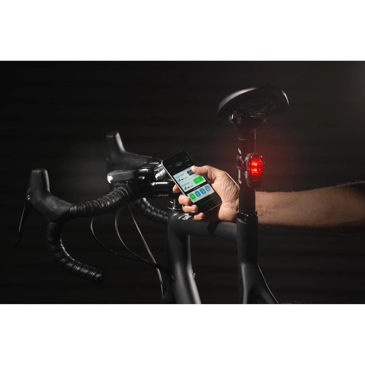 Lezyne Connect Smart 1000XL / KTV Smart Pair Verlichtingsset - 1000 Lumen - Zwart 18 Lezyne Connect Smart 1000XL / KTV Smart Pair Verlichtingsset - 1000 Lumen - Zwart - Afbeelding 16