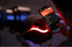 Livall EVO21 Black Medium - (Smart) Fietshelm - SOS Functie - LED Richtingaanwijzers - Smart Verlichting -Winkel Voor Fietsbenodigdheden 1200x783