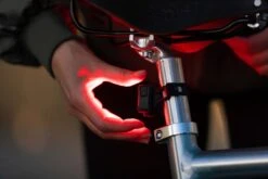 AXA Niteline 11 LED Fietsverlichting - Fietslampjes Voor En Achter - Batterij -Winkel Voor Fietsbenodigdheden 1200x800 3