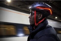 Livall EVO21 Black Medium - (Smart) Fietshelm - SOS Functie - LED Richtingaanwijzers - Smart Verlichting -Winkel Voor Fietsbenodigdheden 1200x802 1