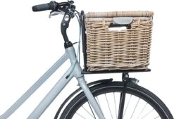 Basil Denton Fietsmand L - Voor - Rotan - Grijs - Large -Winkel Voor Fietsbenodigdheden 1200x822 1
