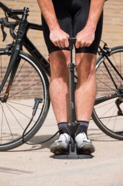 BBB Cycling AirWave Fietspomp Met Drukmeter - Fiets Pomp Racefiets En Mountainbike - Voetpomp Fiets 9 Bar - Zwart - BFP-20 -Winkel Voor Fietsbenodigdheden 800x1200